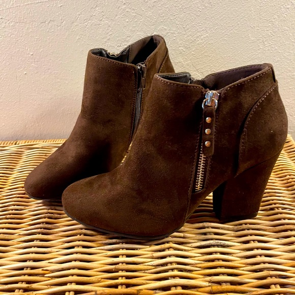 La Halle booties. Synthetic brown suede, double zipper.  NWT SIZE 38 - Picture 4 of 11